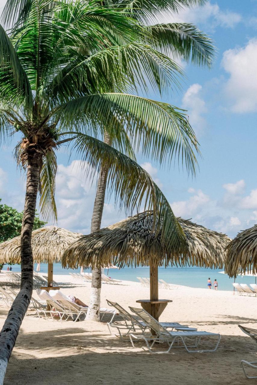 Caribbean Club Boutique Hotel, Grand Cayman Seven Mile Beach Exterior photo